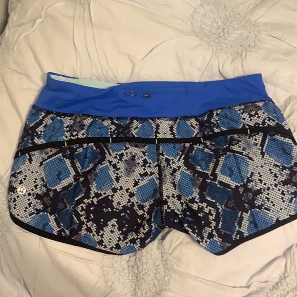 Size 6 Lululemon Speed Up Low Rise 2.5 Shorts - Picture 2 of 2